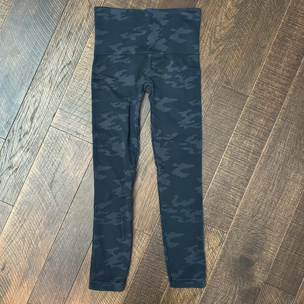 Spanx Medium Leggings Look at Me Now in Black Camo - Picture 8 of 9